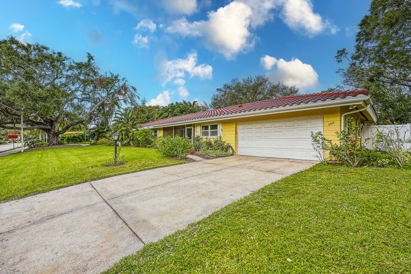 2737 Siesta Drive Real Estate Photography & Virtual Tours